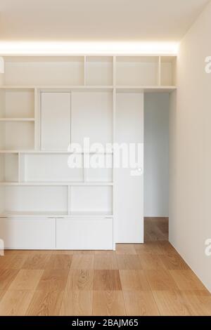 Architektur, leeren Raum von einer neuen Wohnung, weiß Bücherregal Stockfoto