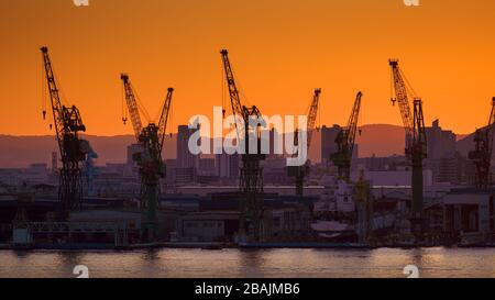 Kobe, Japan - 05.05.2019: Blick auf die Skyline des Kobe Port Tower in der Dämmerung Stockfoto