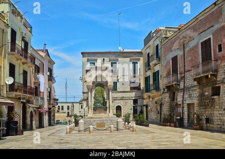 Eine enge Straße zwischen den alten Häusern von Barletta, einer Stadt in der Region Apulien, Italien. Stockfoto