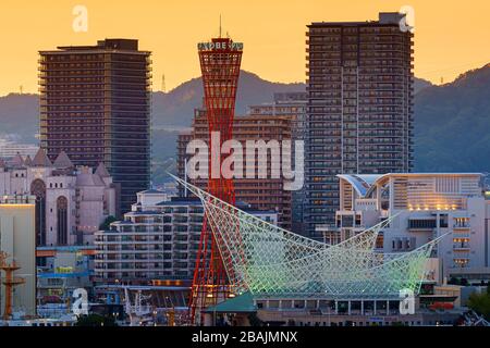 Kobe, Japan - 05.05.2019: Blick auf die Skyline des Kobe Port Tower in der Dämmerung Stockfoto