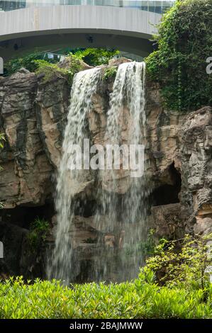 Wasser fließt in den Teich, der zentral zum städtischen Hong Kong Park auf der Insel, Hongkong SAR, China, führt Stockfoto