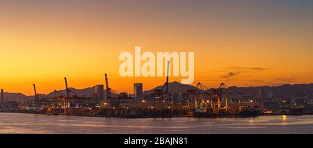 Blick auf die Skyline des Kobe Port Tower in der Abenddämmerung Stockfoto