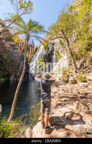 Ein Tourist fotografiert die Tessas Pools im Chimanimani Nationalpark in Simbabwe Stockfoto