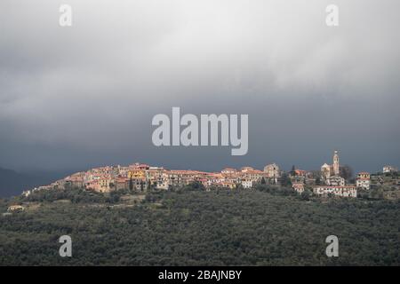 Bergdorf mit dichtem Nebel, Torria, Provinz Imperia, Region Ligurien, Nordwestitalien Stockfoto