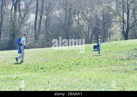 Wien, Österreich. März 2020. Das schöne Frühlingswetter treibt trotz Ausstiegsbeschränkungen viele Menschen ins offene. Bild zeigt Besucher im Lainzer Tiergarten in Wien. Kredit: Franz Perc / Alamy Live News Stockfoto