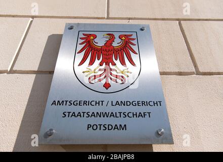 Potsdam, Deutschland. März 2020. Das Metallschild neben dem Eingang zum Justizzentrum mit dem Roten Adler als Landeswappchen und der Hinweis auf das Amtsgericht, Landgericht und Staatsanwaltschaft. Kredit: Soeren Stache / dpa-Zentralbild / ZB / dpa / Alamy Live News Stockfoto