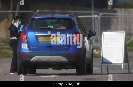 NUMMERNSCHILD PIXELIERT VON PA PICTURE DESK ein NHS-Mitarbeiter, der an einer temporären Teststation im Parkplatz der Chessington World of Adventures in Chessington, Greater London, auf Coronavirus getestet wird. Stockfoto