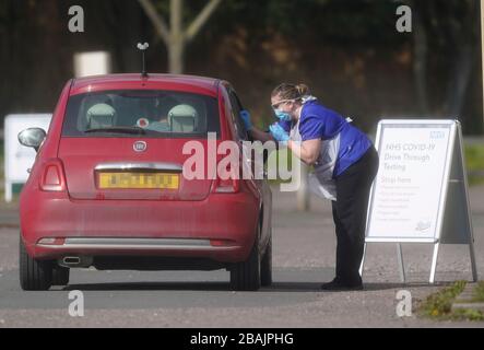 NUMMERNSCHILD PIXELIERT VON PA PICTURE DESK ein NHS-Mitarbeiter, der auf Coronavirus bei einer temporären Fahrt durch die Teststation im Parkplatz von Chessington World of Adventures in Chessington, Greater London, getestet wird. Stockfoto