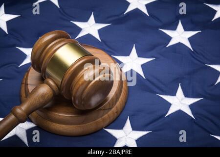 Gavel auf amerikanischer Flagge, Nahaufnahme Stockfoto