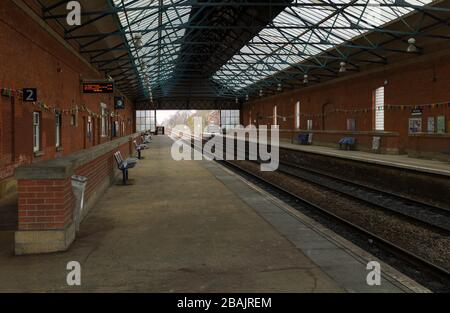 Verlassen des Bahnhofs nach dem Ausbruch des Coron-Virus und einem Regierungsdekret, das die Bewegung der Menschen in Beverley, Yorkshire, Großbritannien einschränkt. Stockfoto