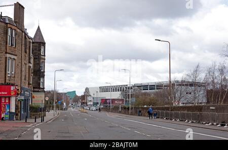 Edinburgh, Schottland, Großbritannien. März 2020. Coronavirus-Effekt, um 11 Uhr Samstag, verlassene Straßen mit Meadowbank Stadion auf der rechten Seite und ein paar Fußgänger auf dem Weg nach Abbeyhil mit ihrer erlaubten täglichen Trainingszeit. Stockfoto