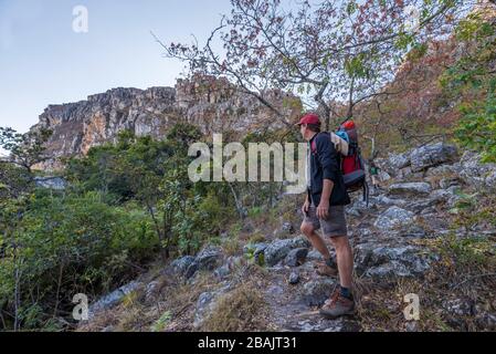 Wanderer erklimmen die Chimanimani-Berge im Chimanimani-Nationalpark in Simbabwe. Stockfoto