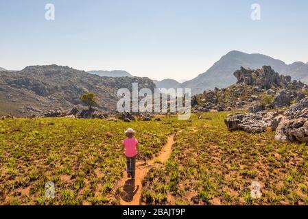 Wanderer erklimmen die Chimanimani-Berge im Chimanimani-Nationalpark in Simbabwe. Stockfoto