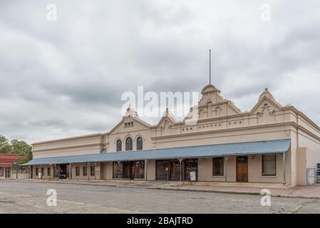 WINBURG, SÜDAFRIKA - 1. MÄRZ 2020: Eine Straßenszene mit historischem, altem Gebäude in Winburg Stockfoto