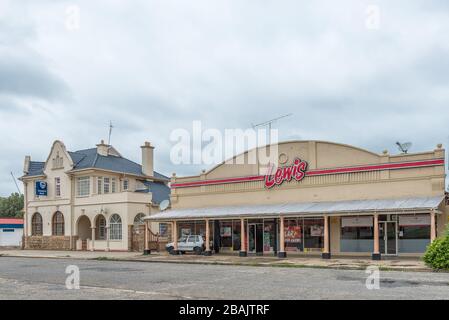 WINBURG, SÜDAFRIKA - 1. MÄRZ 2020: Eine Straßenszene mit historischen, alten, Gebäuden in Winburg. Ein Möbelhaus und eine Bank sind sichtbar Stockfoto