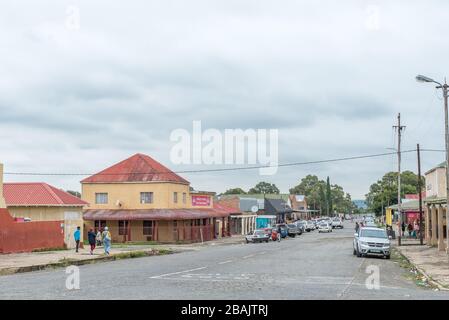 WINBURG, SÜDAFRIKA - 1. MÄRZ 2020: Eine Straßenszene mit Unternehmen, Menschen und Fahrzeugen in Winburg Stockfoto