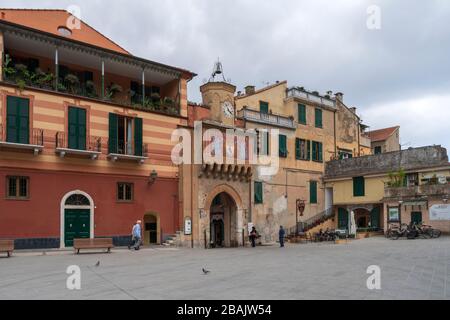 Blick auf die Straße im mittelalterlichen Dorf Finalborgo in der Provinz Savona, Region Ligurien, Italien Stockfoto