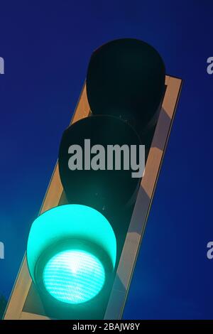 Grüne Ampel auf der Straße im Zwielicht united Kingdom Stockfoto