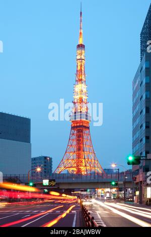 Tokyo Tower in der Dämmerung in Minato Ward, Tokio, Kanto-Region, Honshu, Japan Stockfoto