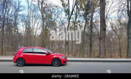 Ukraine, Kiew - 27. März 2020: Volkswagen Golf GTI TCR rot im Wald Stockfoto