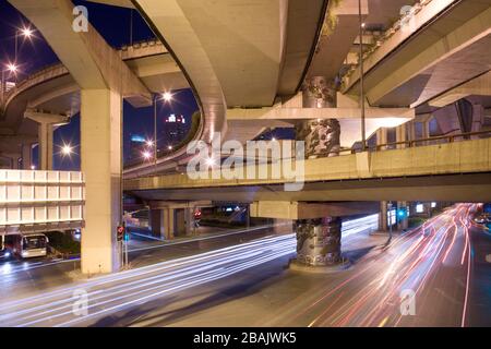 Erhöhte Autobahnen an der Kreuzung von Yan Road und Chongging, Shanghai, China, Asien Stockfoto