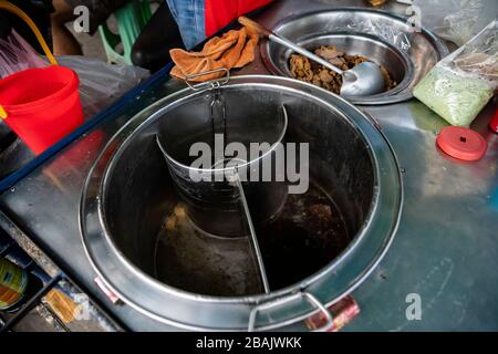 Der Edelstahl-Nudeltopf mit heißer Suppe Stockfoto