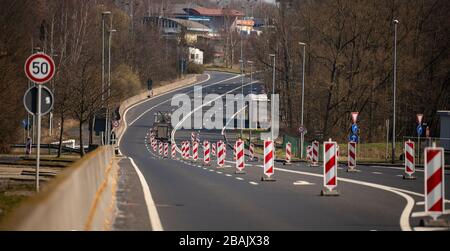 Schirnding, Deutschland. März 2020. An der Grenze zwischen Bayern und Tschechien, bei Schirnding in Oberfranken, ist auf der Straße kein einziges Fahrzeug zu sehen. Credit: Nicolas Armer / dpa / Alamy Live News Stockfoto