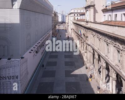 Mailand, Italien. März 2020. Die Drohne aus Mailand nimmt die verlassenen Straßen und Plätze zurück, da sie für den Coronavirus COVID19, Panoramaaufnahme der Piazza Mercanti (Davide Salerno/Fotogramma, Mailand - 2020-03-28) p.s. la Foto e' utilizzabile nel rispetto del contesto in cui e Stata scattata gesperrt ist. E senza intento diffamatorio del decoro delle perso rappresentate Credit: Independent Photo Agency Srl/Alamy Live News Stockfoto