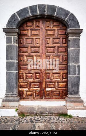 Alte Holztür in Steinrahmen, Tenera, Spanien. Stockfoto