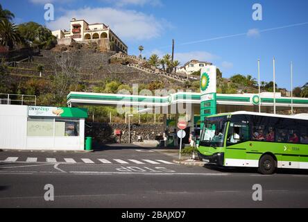 Puerto de la Cruz, Tenera, Spanien - 29. März 2019: Bus fährt an der Tankstelle BP an der Botanico Road vorbei. Stockfoto