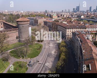 Mailand, Italien. März 2020. Die Drohne aus Mailand nimmt die verlassenen Straßen und Plätze zurück, die wegen der Quarantäne für den Coronavirus COVID19, Panoramaaufnahme der Piazza Castello (Davide Salerno/Fotogramma, Mailand - 2020-03-28) p.s. la Foto e' utilizzabile nel rispetto del contesto in cui e Stata scattata, E senza intento diffamatorio del decoro delle perso rappresentate Credit: Independent Photo Agency Srl/Alamy Live News Stockfoto