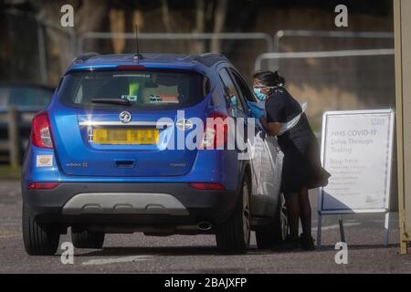 NUMMERNSCHILD PIXELIERT VON PA PICTURE DESK ein NHS-Mitarbeiter, der auf Coronavirus bei einer temporären Fahrt durch die Teststation im Parkplatz von Chessington World of Adventures in Chessington, Greater London, getestet wird. Stockfoto