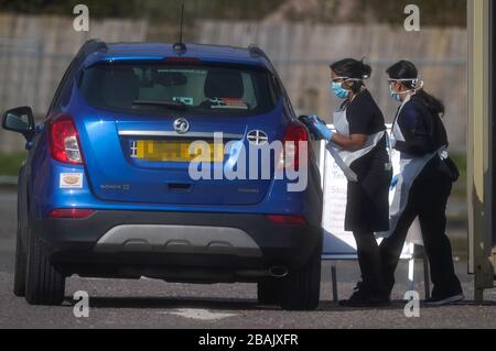 NUMMERNSCHILD PIXELIERT VON PA PICTURE DESK ein NHS-Mitarbeiter, der auf Coronavirus bei einer temporären Fahrt durch die Teststation im Parkplatz von Chessington World of Adventures in Chessington, Greater London, getestet wird. Stockfoto