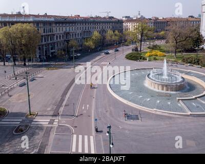 Mailand, Italien. März 2020. Die Drohne aus Mailand nimmt die verlassenen Straßen und Plätze zurück, die wegen der Quarantäne für den Coronavirus COVID19, Panoramaaufnahme der Piazza Castello (Davide Salerno/Fotogramma, Mailand - 2020-03-28) p.s. la Foto e' utilizzabile nel rispetto del contesto in cui e Stata scattata, E senza intento diffamatorio del decoro delle perso rappresentate Credit: Independent Photo Agency Srl/Alamy Live News Stockfoto