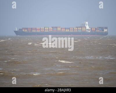 Sheerness, Kent, Großbritannien. März 2020. Die Containership 'Seamax Bridgeport' kommt von La Spezia, Italien auf dem Weg zum DP World London Gateway auf die Themse. Der Schiffsverkehr auf der Themse hat sich in den letzten Wochen stark verringert, und Großbritannien verlässt sich auf viele wichtige Gegenstände, die auf dem Seeweg importiert werden. Kredit: James Bell/Alamy Live News Stockfoto