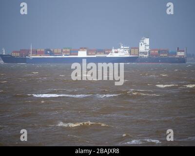 Sheerness, Kent, Großbritannien. März 2020. Die Containership 'Seamax Bridgeport' kommt von La Spezia, Italien auf dem Weg zum DP World London Gateway auf die Themse. Der Schiffsverkehr auf der Themse hat sich in den letzten Wochen stark verringert, und Großbritannien verlässt sich auf viele wichtige Gegenstände, die auf dem Seeweg importiert werden. PIC: Vorbei am kleineren Norstream auf dem Weg von Tilbury nach Zeebrüdge. Kredit: James Bell/Alamy Live News Stockfoto