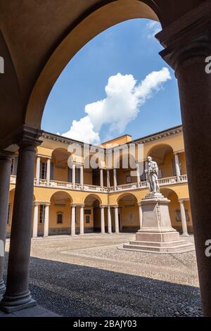 Innenhof des Hauptquartiers der Universität Pavia, Italien Stockfoto