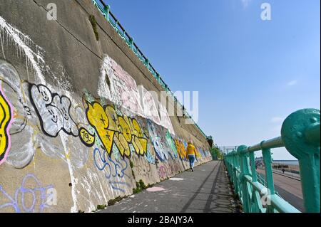 Brighton UK 28. März 2020 - Brighton Strand und Meer sind extrem ruhig am Tag fünf der Regierungen Sperrbeschränkungen während der Coronavirus COVID-19-Pandemie-Krise im Vergleich zum letzten Wochenende, als Tausende von Besuchern in der Küstenstadt abstiegen. Kredit: Simon Dack / Alamy Live News Stockfoto