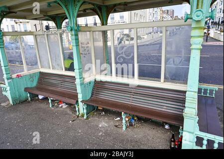 Brighton UK 28. März 2020 - EIN von Obdachlosen genutzter Strandunterkunft in Brighton ist am Tag fünf der Sperrbeschränkungen der Regierungen während der Coronavirus COVID-19-Pandemie-Krise ruhig, verglichen mit dem letzten Wochenende, an dem Tausende von Besuchern in der Küstenstadt abstiegen. Kredit: Simon Dack / Alamy Live News Stockfoto