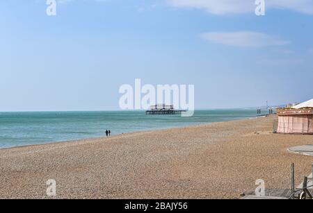 Brighton UK 28. März 2020 - Brighton Strand und Meer sind extrem ruhig am Tag fünf der Regierungen Sperrbeschränkungen während der Coronavirus COVID-19-Pandemie-Krise im Vergleich zum letzten Wochenende, als Tausende von Besuchern in der Küstenstadt abstiegen. Kredit: Simon Dack / Alamy Live News Stockfoto