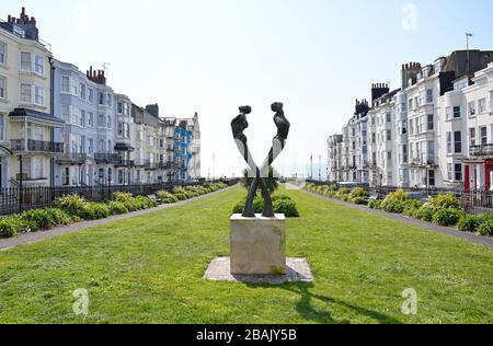 Brighton UK 28. März 2020 - Brighton New Steine mit dem AIDS-Denkmal ist extrem ruhig an Tag fünf der Regierungen Sperrbeschränkungen während der Coronavirus COVID-19-Pandemie-Krise im Vergleich zum letzten Wochenende, als Tausende von Besuchern in der Küstenstadt abstiegen. Kredit: Simon Dack / Alamy Live News Stockfoto