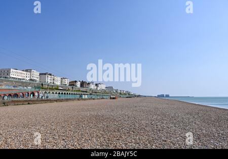 Brighton UK 28. März 2020 - Brighton Strand und Meer sind extrem ruhig am Tag fünf der Regierungen Sperrbeschränkungen während der Coronavirus COVID-19-Pandemie-Krise im Vergleich zum letzten Wochenende, als Tausende von Besuchern in der Küstenstadt abstiegen. Kredit: Simon Dack / Alamy Live News Stockfoto