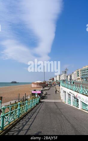 Brighton UK 28. März 2020 - Brighton Strand und Meer sind extrem ruhig am Tag fünf der Regierungen Sperrbeschränkungen während der Coronavirus COVID-19-Pandemie-Krise im Vergleich zum letzten Wochenende, als Tausende von Besuchern in der Küstenstadt abstiegen. Kredit: Simon Dack / Alamy Live News Stockfoto