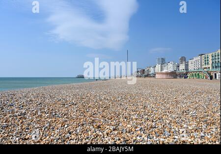 Brighton UK 28. März 2020 - Brighton Strand und Meer sind extrem ruhig am Tag fünf der Regierungen Sperrbeschränkungen während der Coronavirus COVID-19-Pandemie-Krise im Vergleich zum letzten Wochenende, als Tausende von Besuchern in der Küstenstadt abstiegen. Kredit: Simon Dack / Alamy Live News Stockfoto