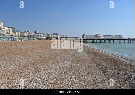 Brighton UK 28. März 2020 - Brighton Strand und Meer sind extrem ruhig am Tag fünf der Regierungen Sperrbeschränkungen während der Coronavirus COVID-19-Pandemie-Krise im Vergleich zum letzten Wochenende, als Tausende von Besuchern in der Küstenstadt abstiegen. Kredit: Simon Dack / Alamy Live News Stockfoto