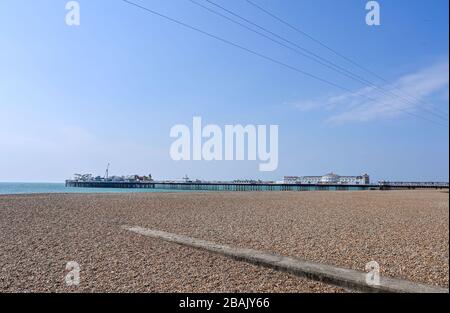 Brighton UK 28. März 2020 - Brighton Strand und Meer sind extrem ruhig am Tag fünf der Regierungen Sperrbeschränkungen während der Coronavirus COVID-19-Pandemie-Krise im Vergleich zum letzten Wochenende, als Tausende von Besuchern in der Küstenstadt abstiegen. Kredit: Simon Dack / Alamy Live News Stockfoto