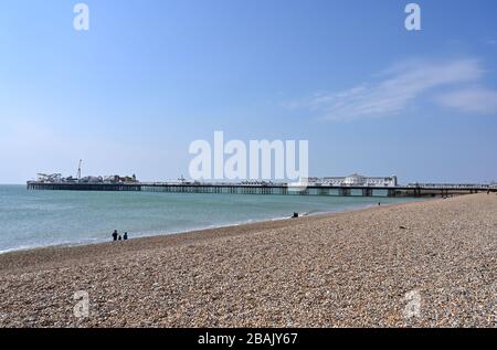 Brighton UK 28. März 2020 - Brighton Strand und Meer sind extrem ruhig am Tag fünf der Regierungen Sperrbeschränkungen während der Coronavirus COVID-19-Pandemie-Krise im Vergleich zum letzten Wochenende, als Tausende von Besuchern in der Küstenstadt abstiegen. Kredit: Simon Dack / Alamy Live News Stockfoto