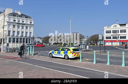 Brighton UK 28. März 2020 - die Polizei behält einen Blick auf den Strand von Brighton und die Küste, die am 5. Tag der Regierungssperrung während der Krise der Coronavirus COVID-19-Pandemie extrem ruhig sind, verglichen mit dem letzten Wochenende, an dem Tausende von Besuchern in der Küstenstadt abstiegen. Kredit: Simon Dack / Alamy Live News Stockfoto