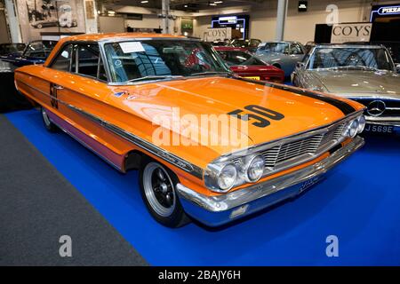 Dreiviertel Vorderansicht eines Rennwagens Ford Galaxie 500 aus dem Jahr 1964 auf der Coys Auction Area der London Classic Car Show 2020 Stockfoto