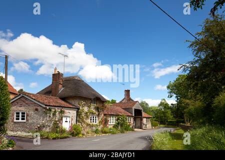 Cottages in der Duck Street im Dorf Sutton Veny, Wiltshire. Stockfoto